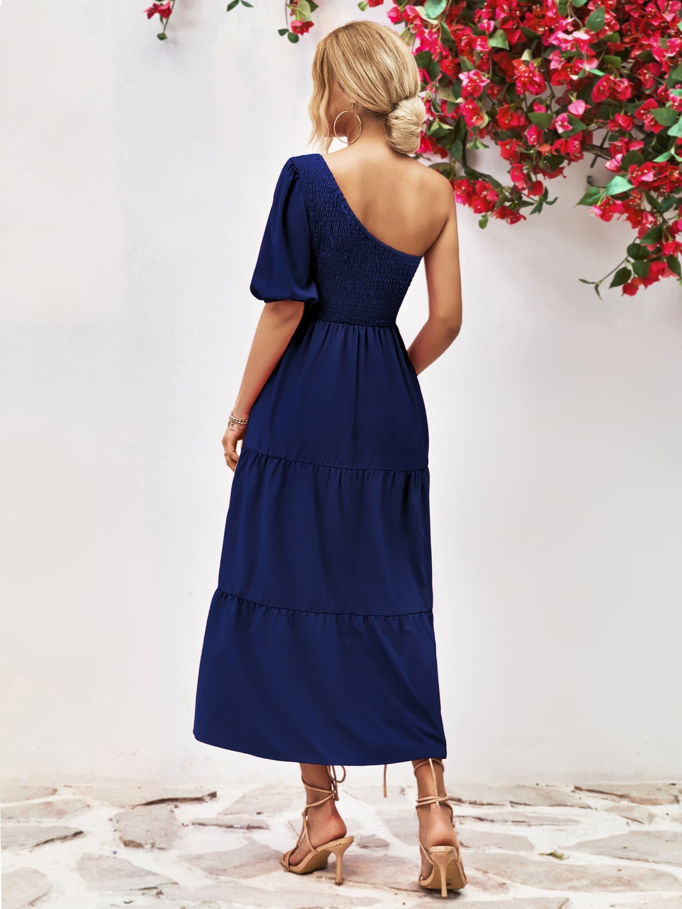 Sophie Paris® | Robe mi-longue à une épaule froncée avec silhouette fluide