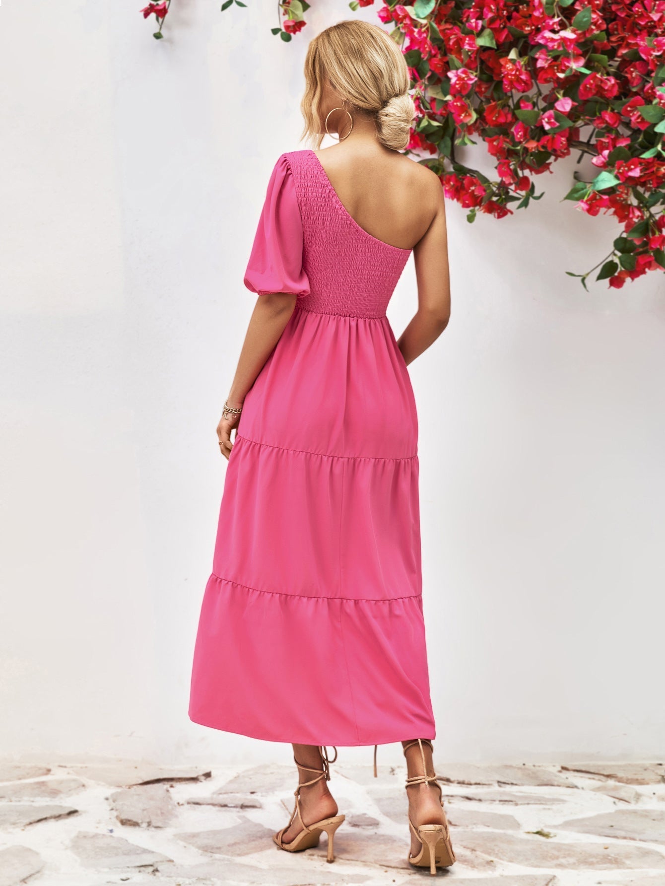 Sophie Paris® | Robe mi-longue à une épaule froncée avec silhouette fluide