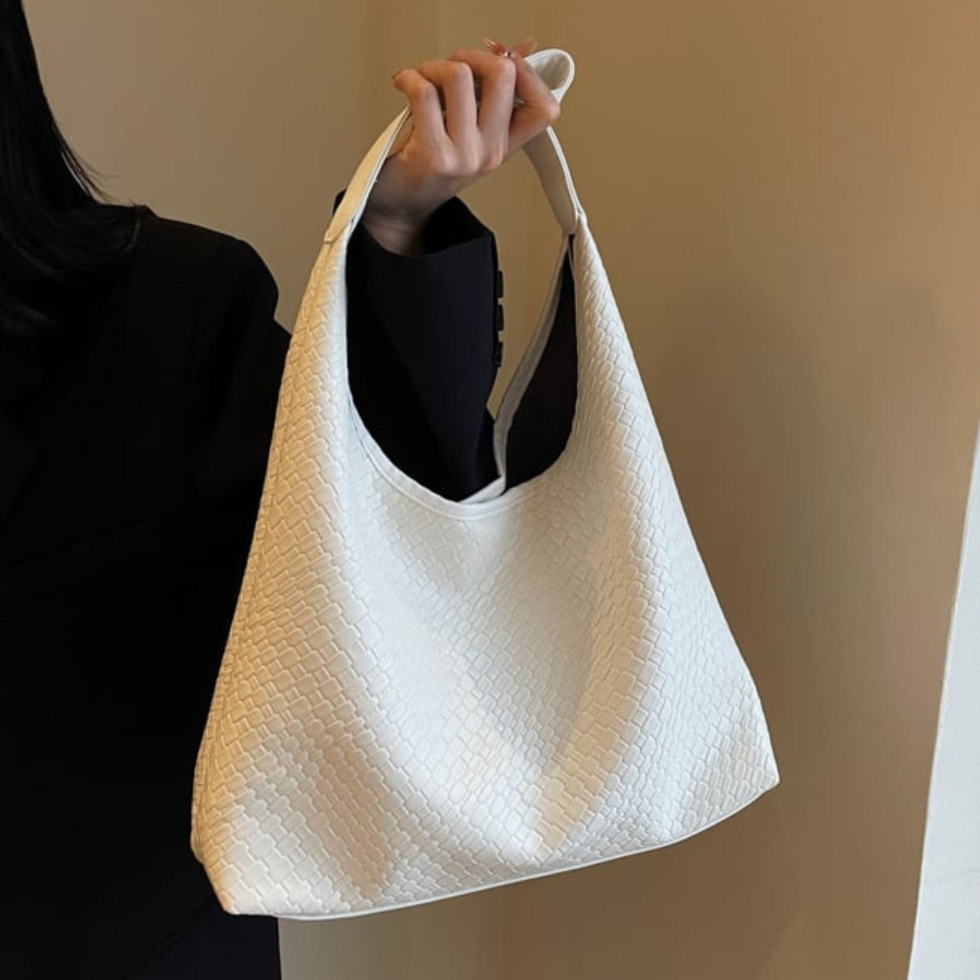 Sacs et sacoche noire en cuir pour femme, élégante et fonctionnelle
