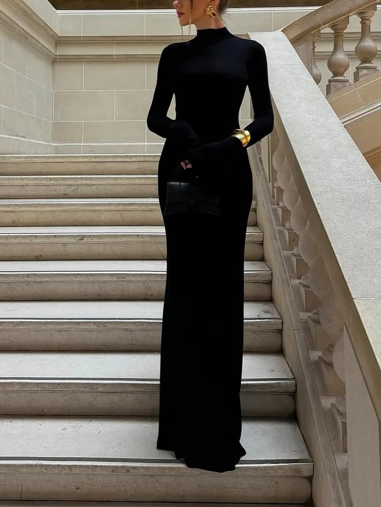 Robe noire à col roulé et manches longues