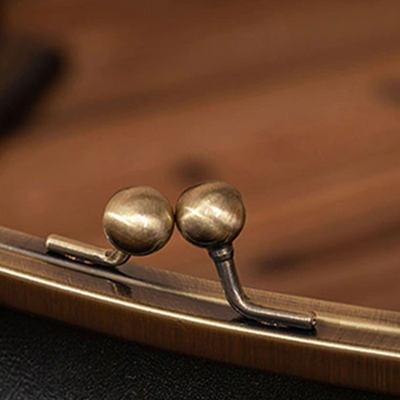 Sac Vintage à Fermeture à Baisers - L'Essentiel Rétro Chic de Clara (ACHETEZ 1 OBTENEZ 1 GRATUIT)