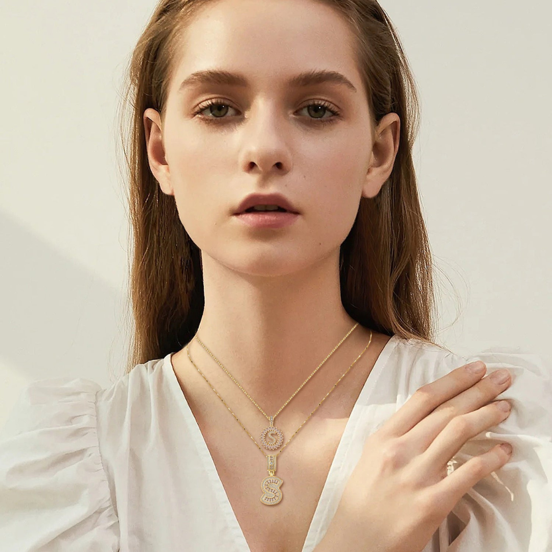 Rosa™ | Parure élégante avec moissanite et pendentif initiale doré