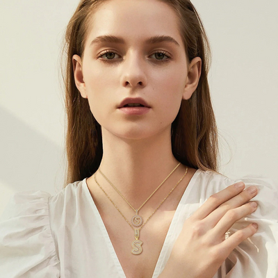Rosa™ | Parure élégante avec moissanite et pendentif initiale doré