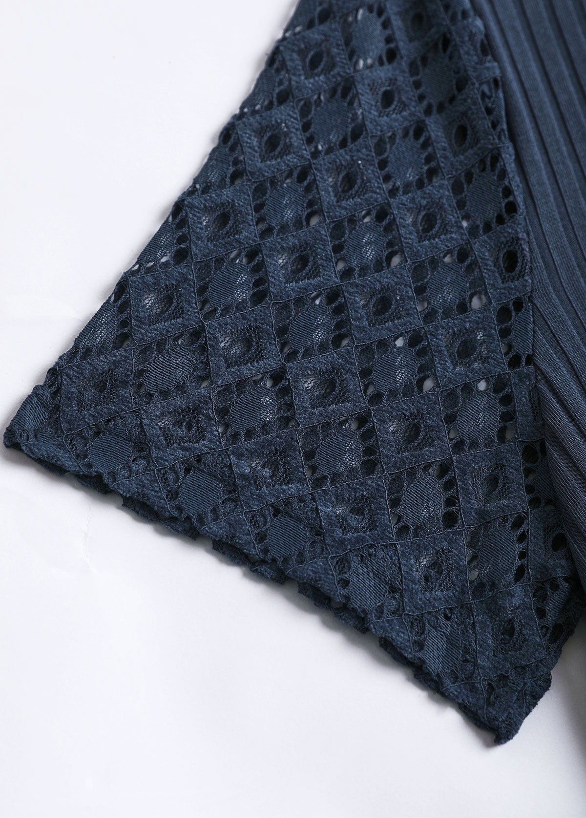 T-shirt en dentelle bleu marine