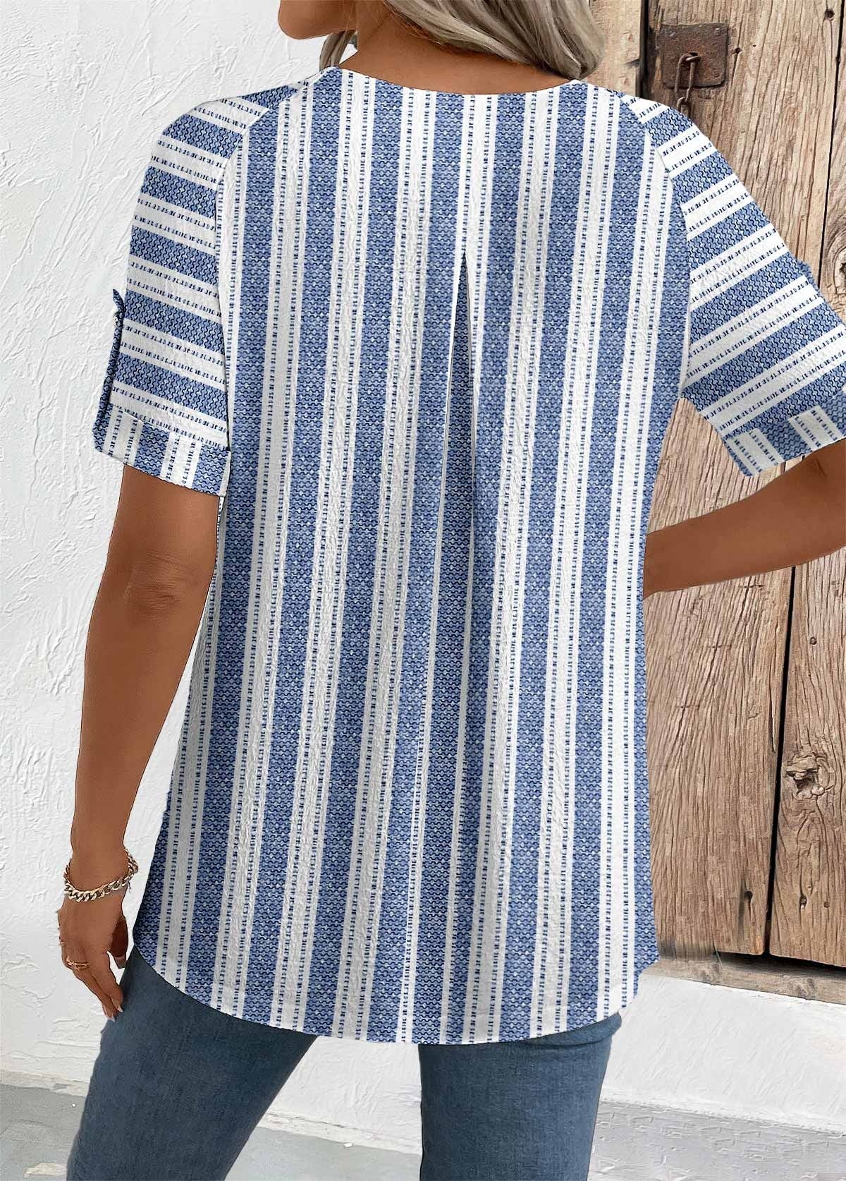 T-shirt bleu à manches courtes et col rond