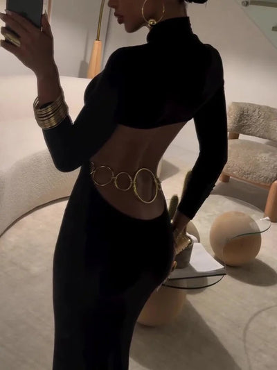 Robe noire à col roulé et manches longues