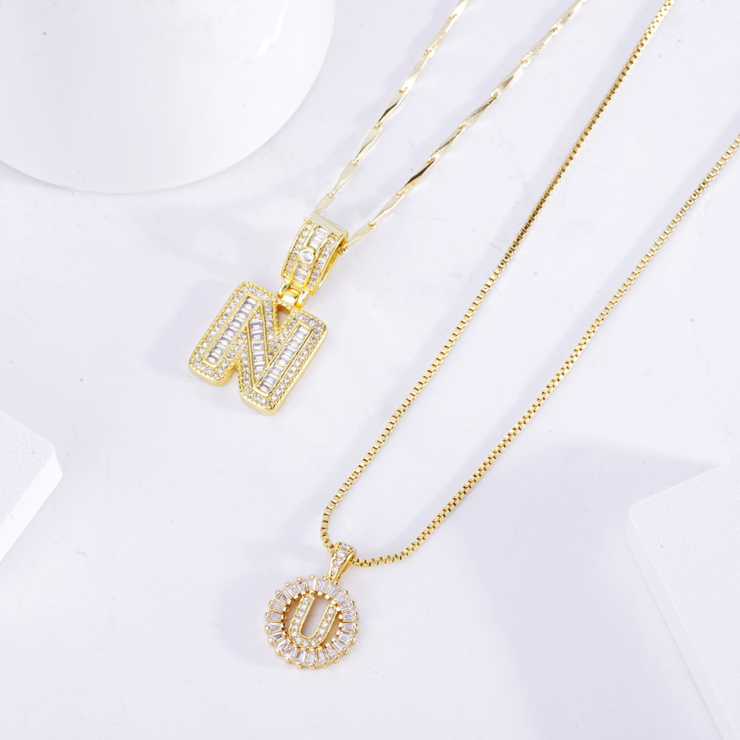 Rosa™ | Parure élégante avec moissanite et pendentif initiale doré