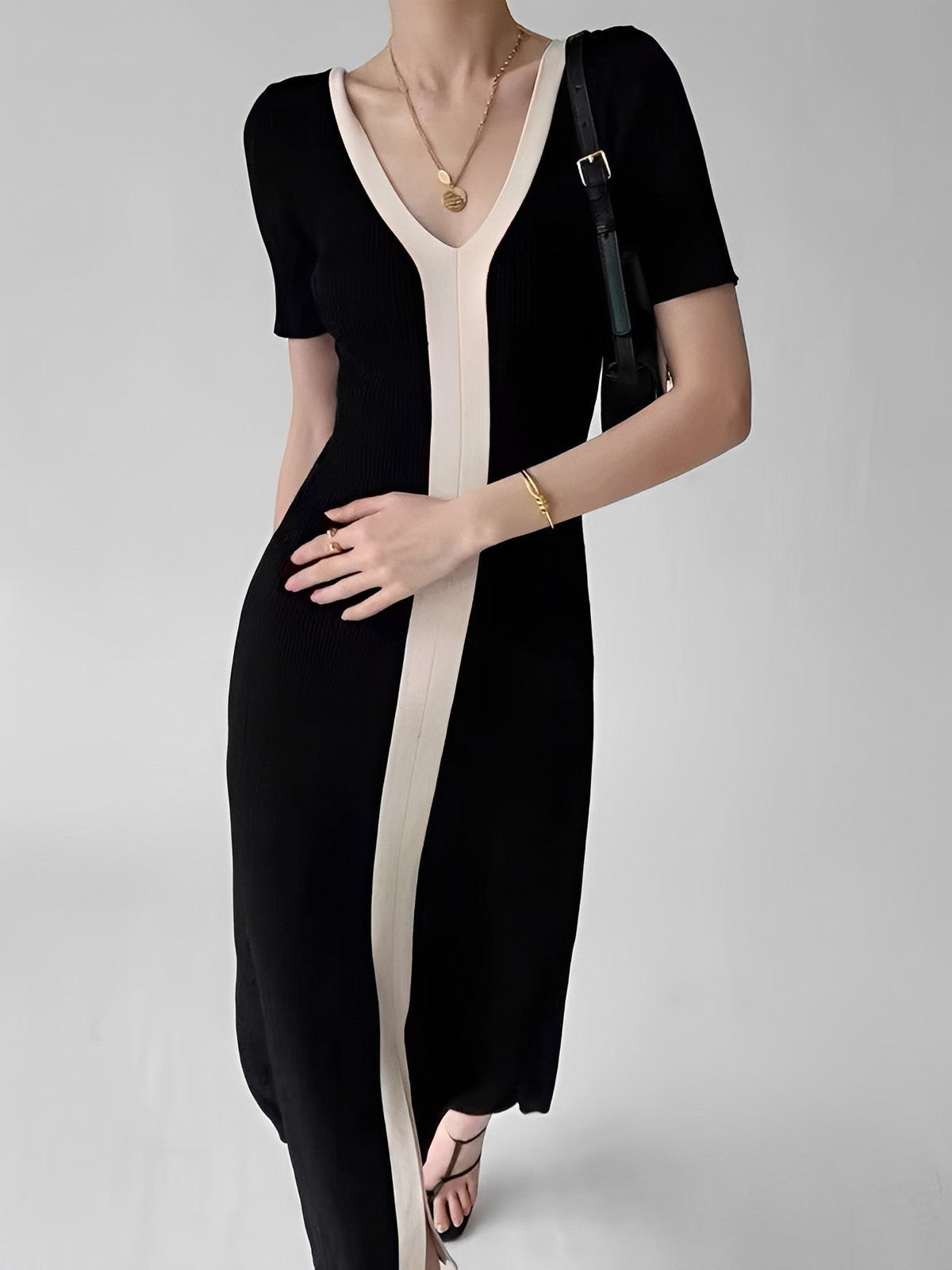 Robe mi-longue fendue en tricot bicolore à col en V