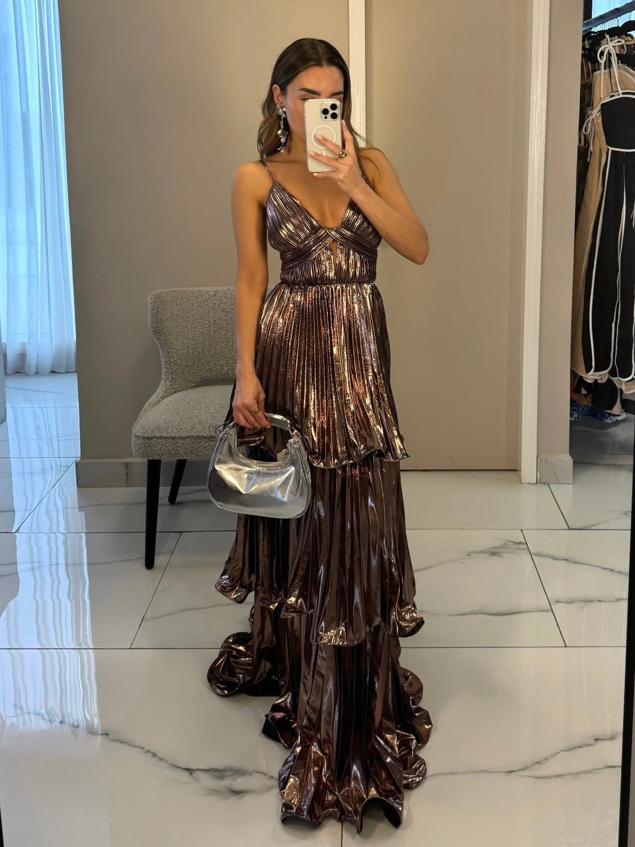 Robe longue plissée en tissu métallisé