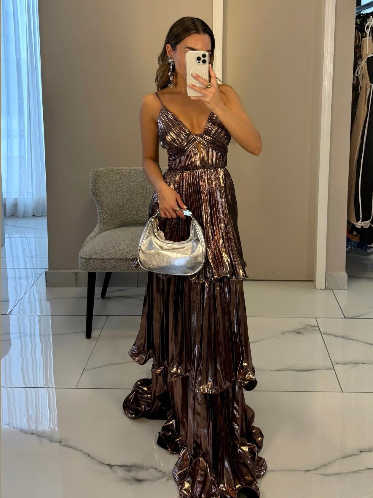 Robe longue plissée en tissu métallisé