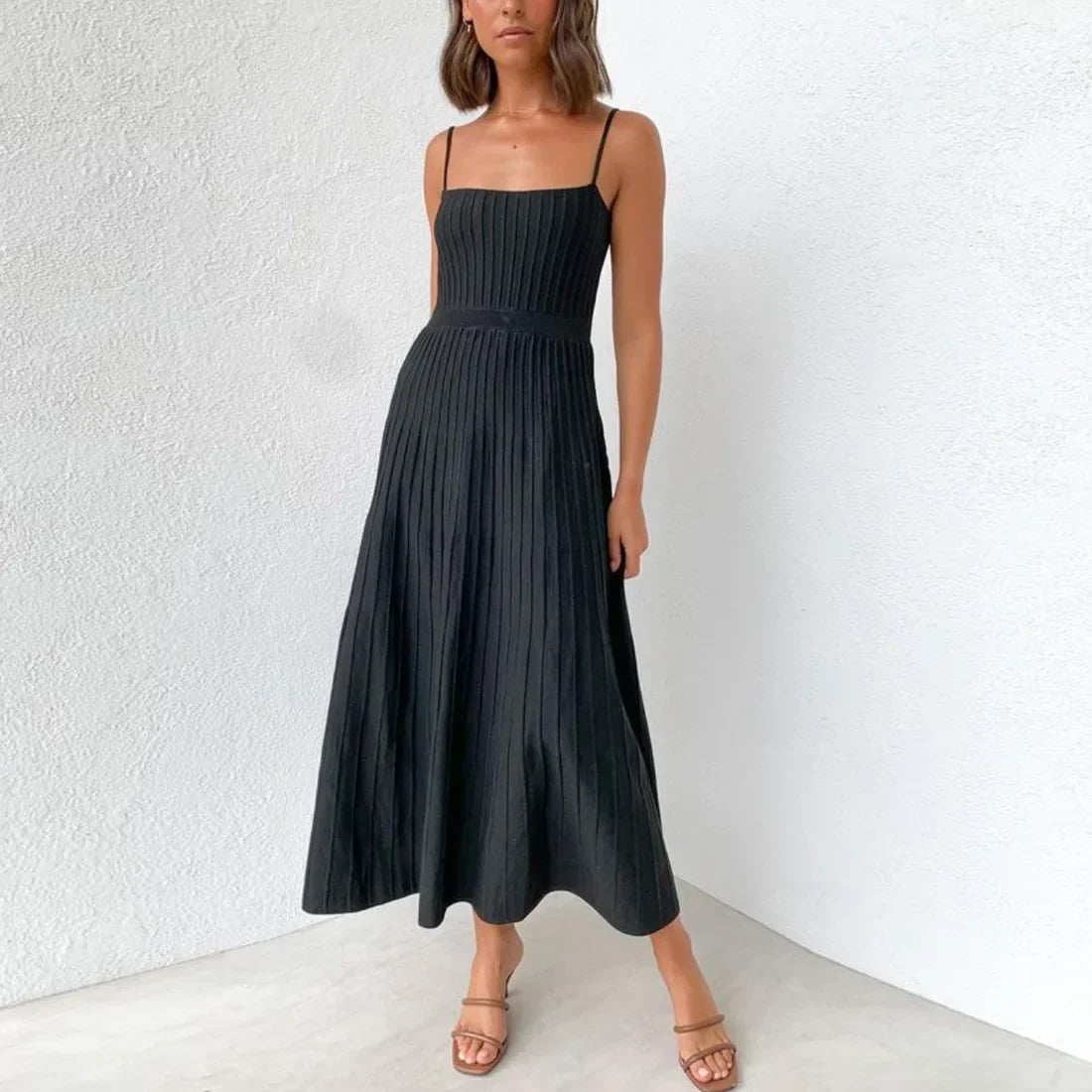 Robe Midi Plissée Noire sans Manches – Taille Haute pour Femme, Chic