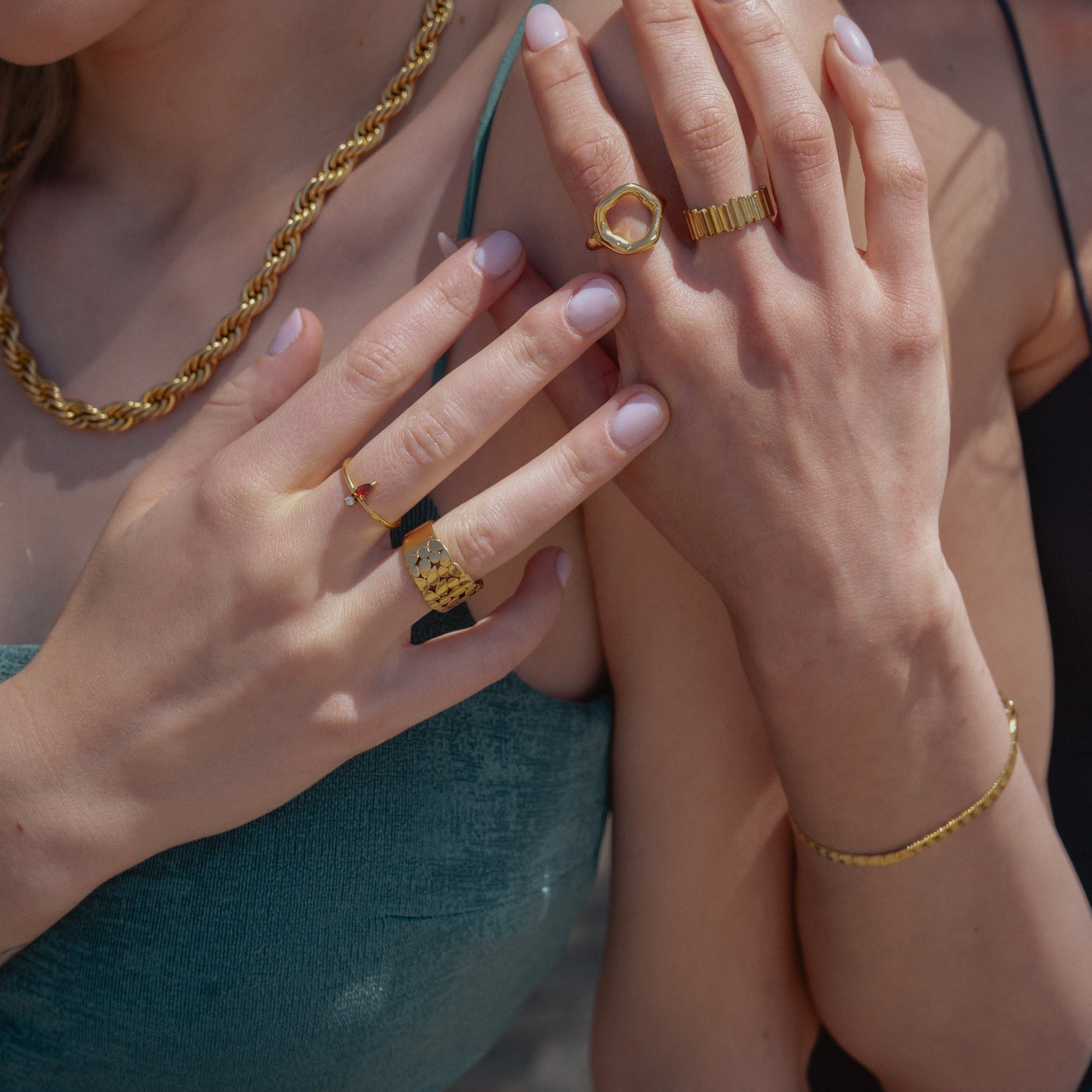 SCULPT – Bague Statement en Acier Inoxydable Doré