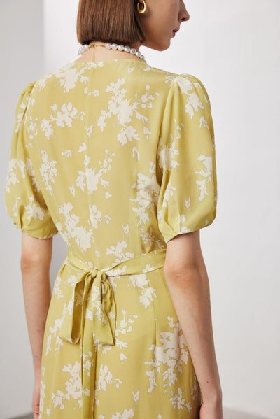 Robe portefeuille mi-longue en soie à fleurs