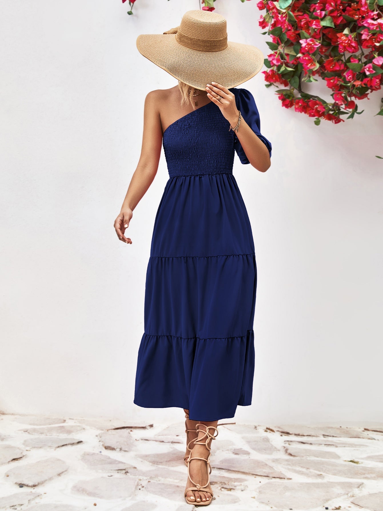 Sophie Paris® | Robe mi-longue à une épaule froncée avec silhouette fluide