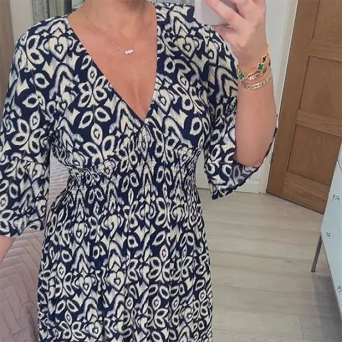 Ciona | Robe fleurie avec décolleté en V